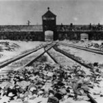Entrada a Auschwitz-Birkenau,a├▒o 1945 - foto Bundesarchiv