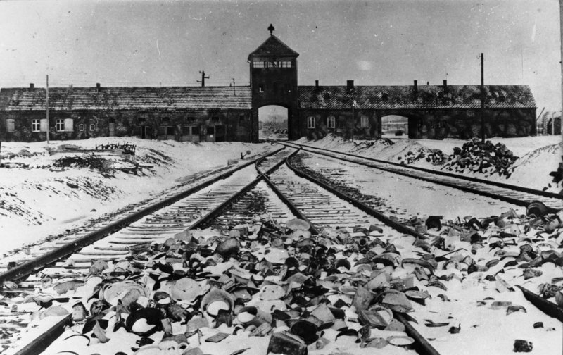 Entrada a Auschwitz-Birkenau,a├▒o 1945 - foto Bundesarchiv