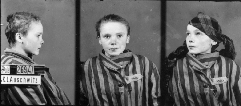 Fotograf├şa de una ni├▒a polaca prisionera en Auschwitz - foto.By Wilhelm Brasse (attributed)