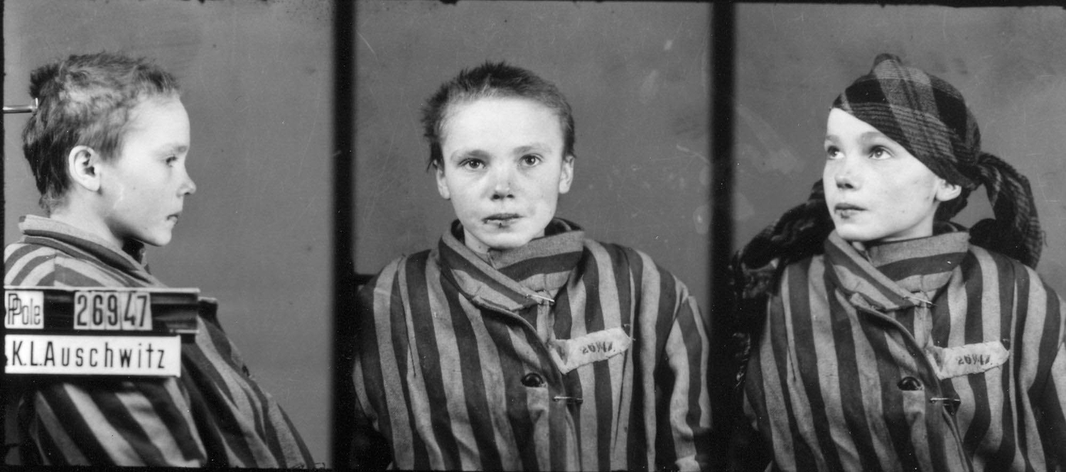 Fotograf├şa de una ni├▒a polaca prisionera en Auschwitz - foto.By Wilhelm Brasse (attributed)